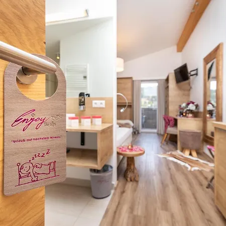 Enjoy The Alps פלאכאו